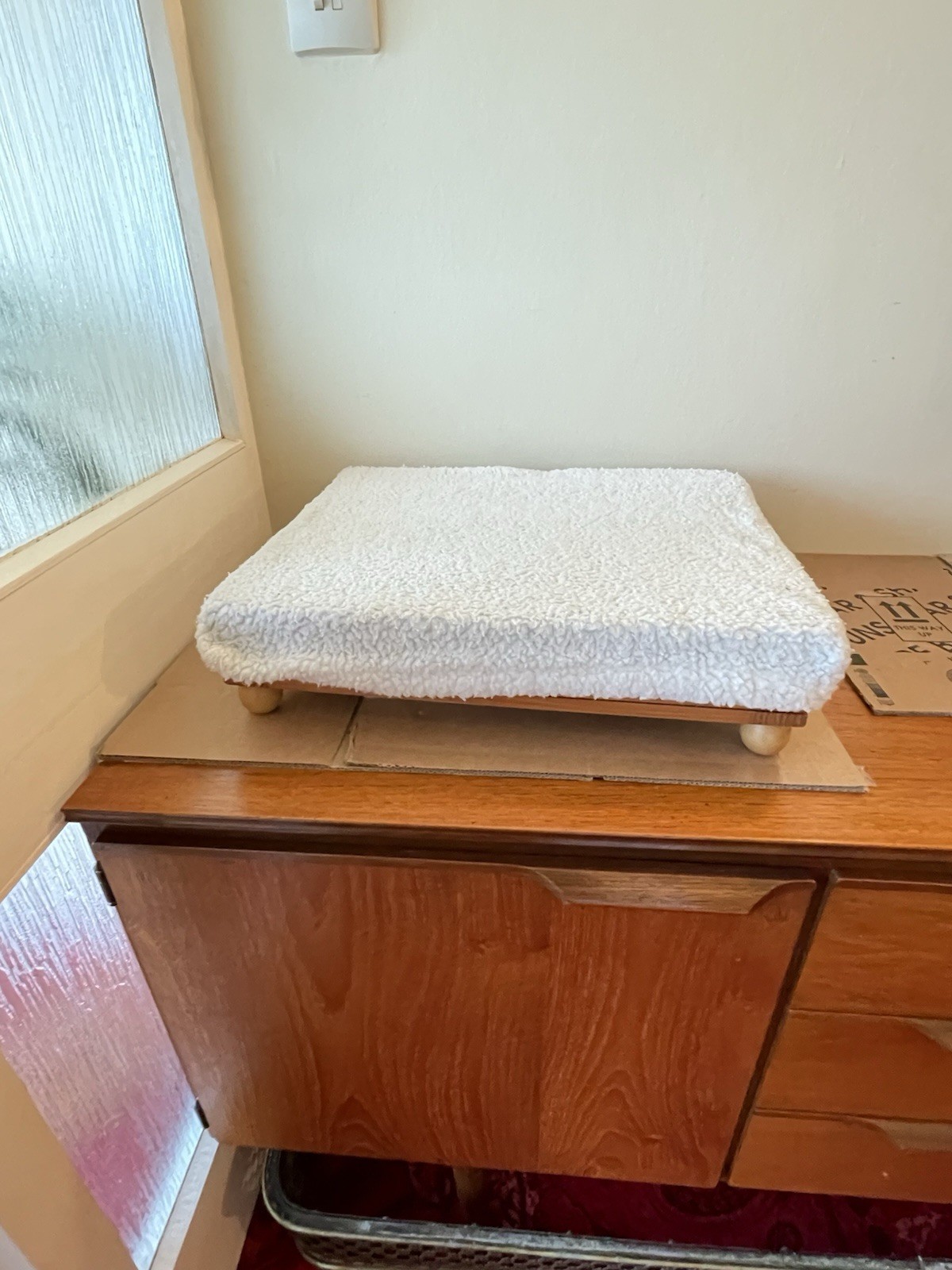 VINTAGE PINE FRAMED ADJUSTABLE HEIGHT FOOT STOOL IT HAS 3 HIGHT SETTINGS