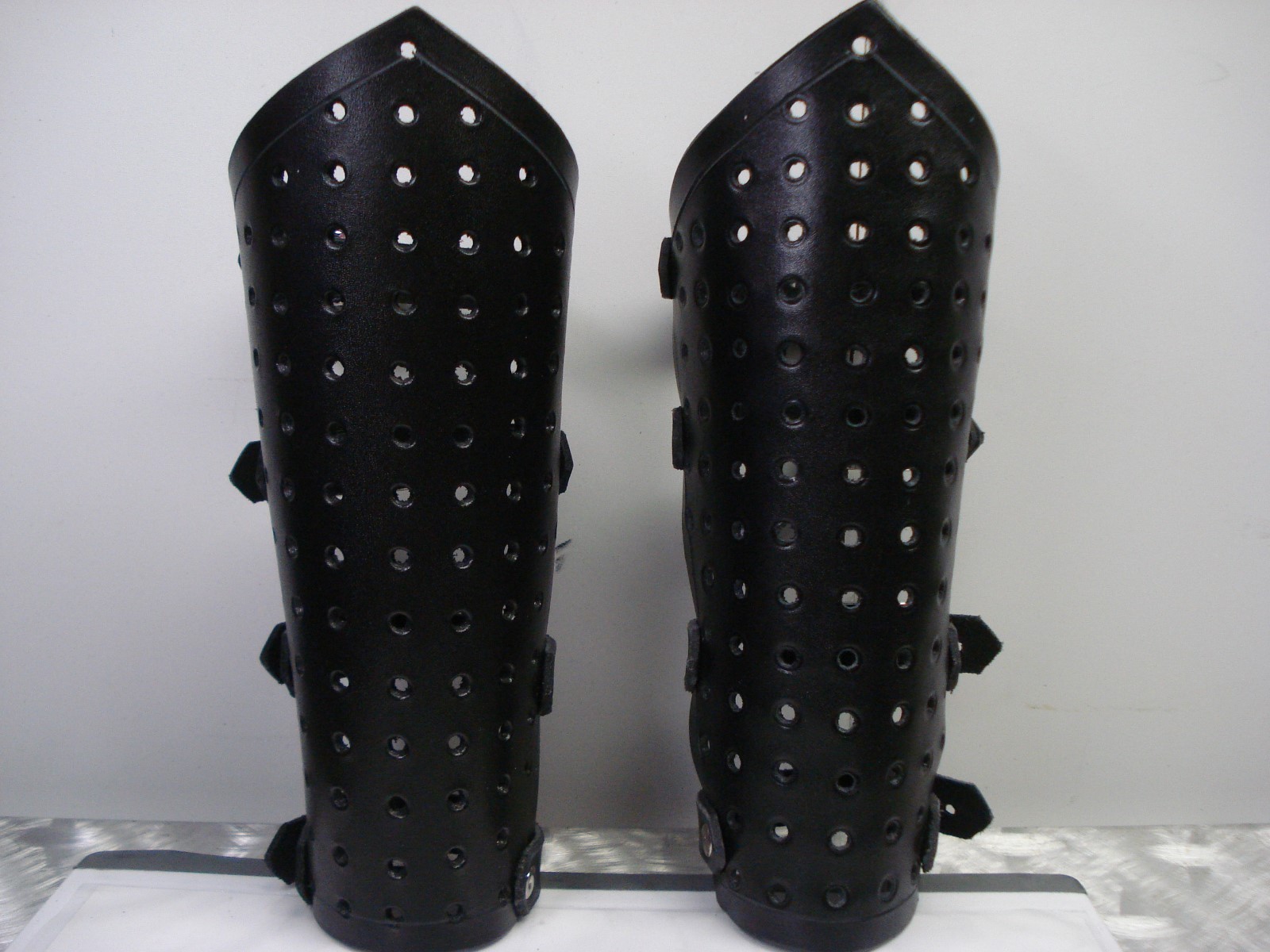 LEATHER PRE-PUNCHED UNISEX LEATHER GAUNTLET.BLACK METAL.(MDLUG0347)......FINLAND