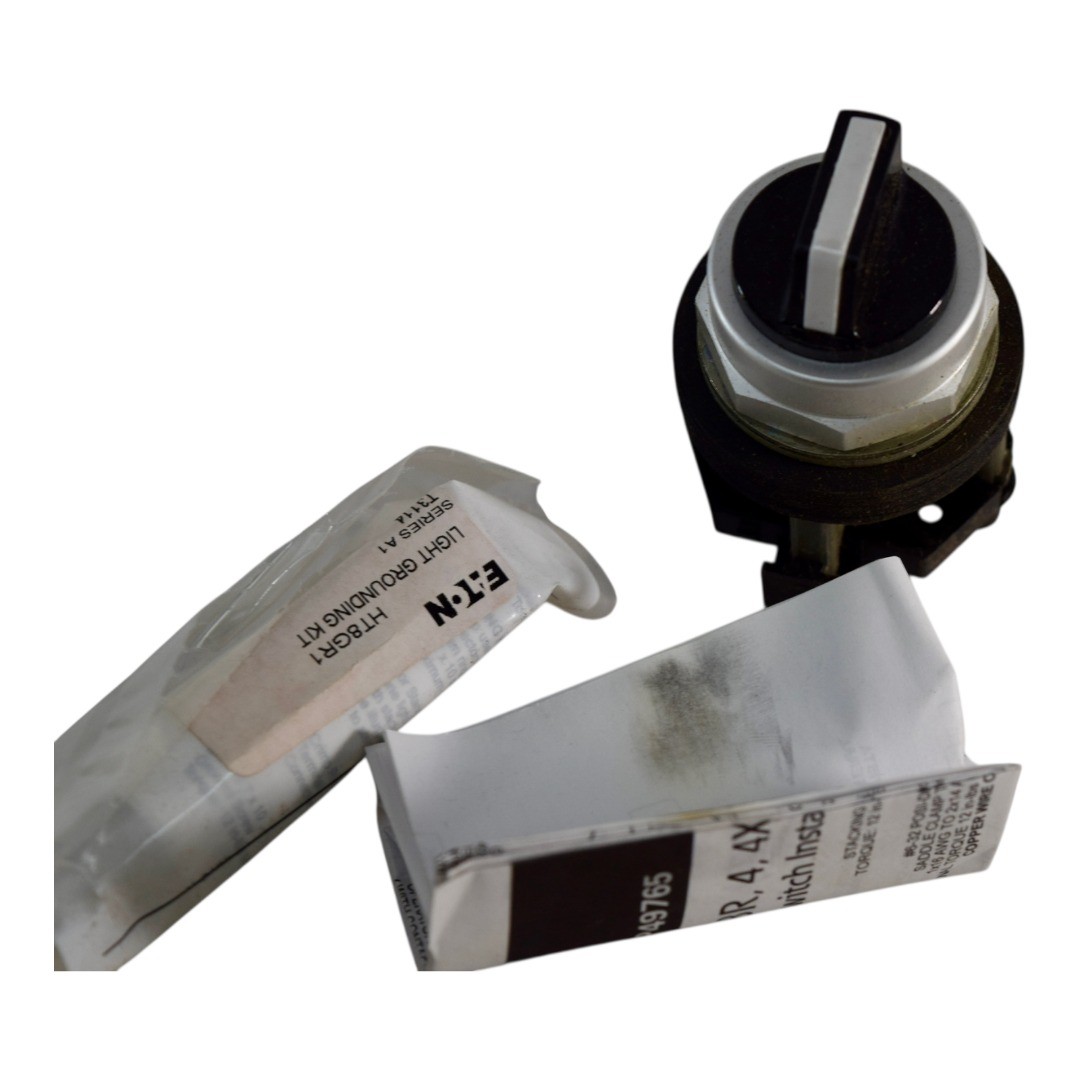 NEW Eaton HT8JBH1D Selector Switch 3 Position Maintained Black Knob Series A1