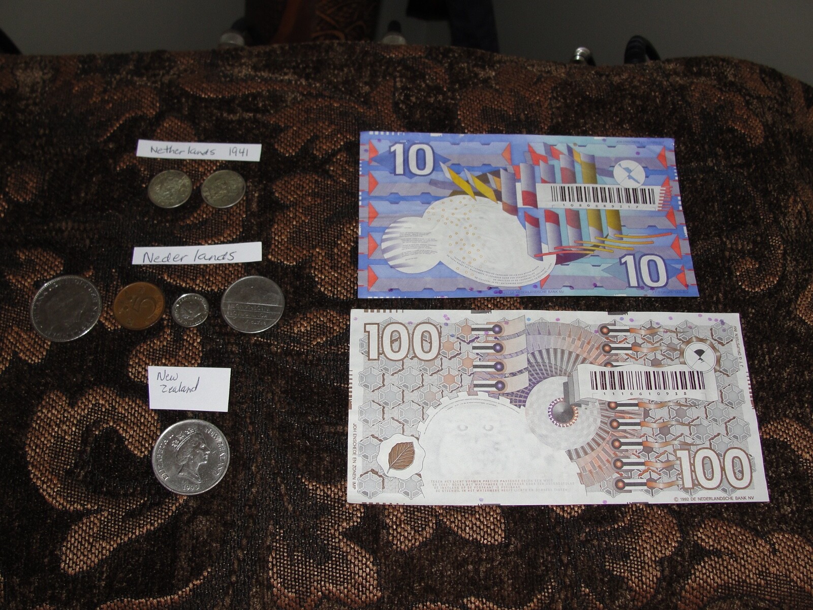 DE NEDERLANDSCHE BANK TIEN & HONDERD GULDEN BILL AND COINS TWO 1941 1/4 COINS
