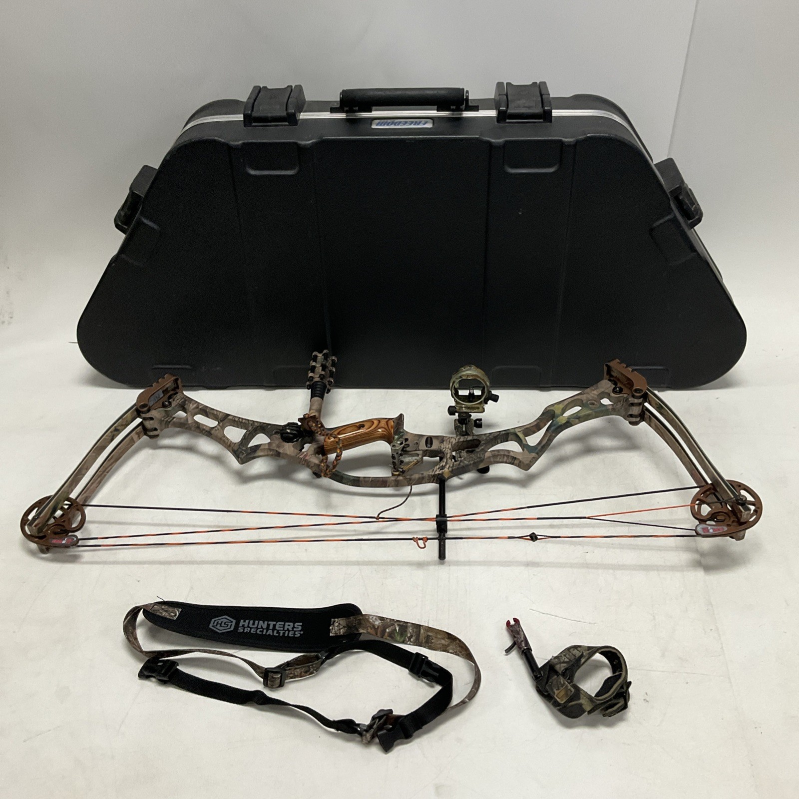 Hoyt Trykon XL (75th Anniversary) RH Camo Weight 60 lbs-70 lbs Freedom SKB Case