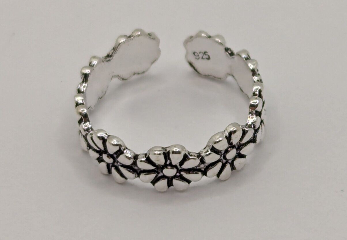Sterling Silver Toe Ring. Daisy Flower Ring Design. Adjustable Size. 925 Silver