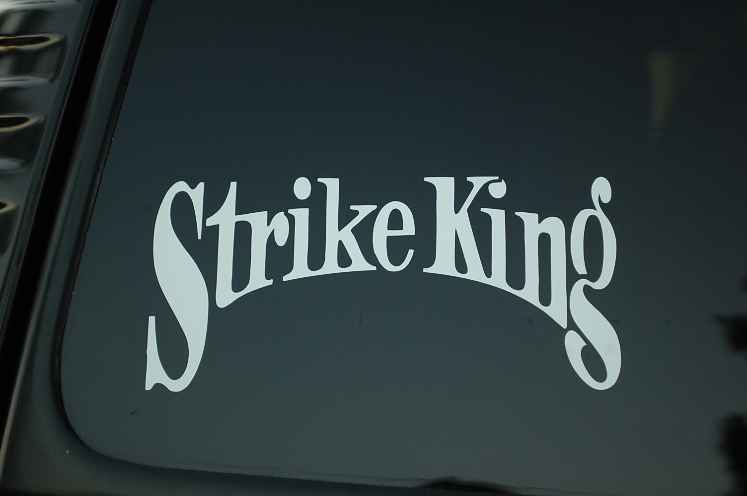 Fishing Sticker Vinyl Die Cut Decal STRIKE KING Lures Boat Truck Window (V117)