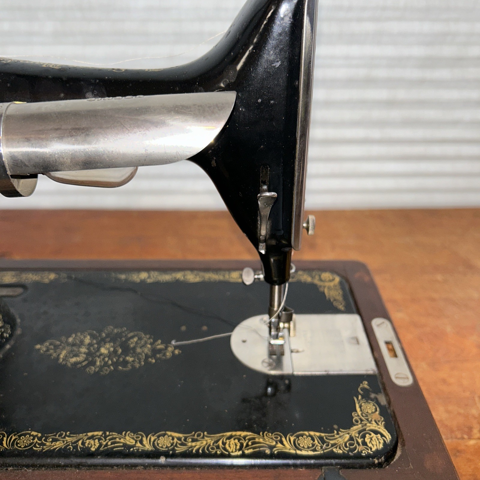 Vintage Singer Sewing Machine in Original Wood Case 🧵✂️