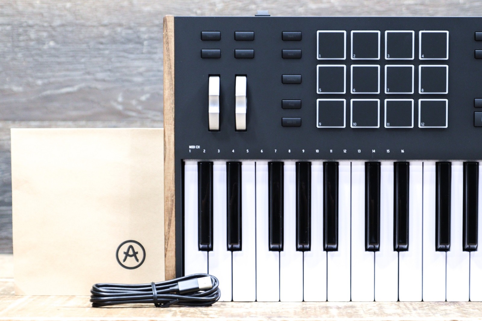 Arturia KeyLab 61 Mk3 Universal MIDI Controller 61-Note Semi-Weighted w/Box