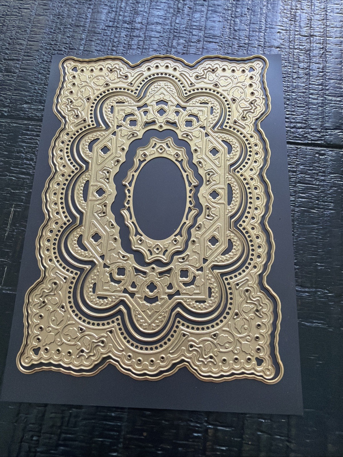 Anna Griffin 3D Victorian Concentric Dies With Magnetic Holder