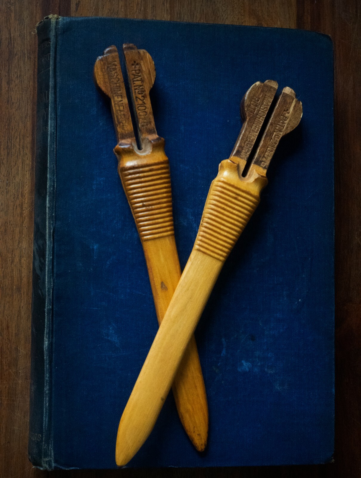 Weft bobbing tool in wood +Pat No 210076 MASCHINENFABRIK. Of textiles interest.
