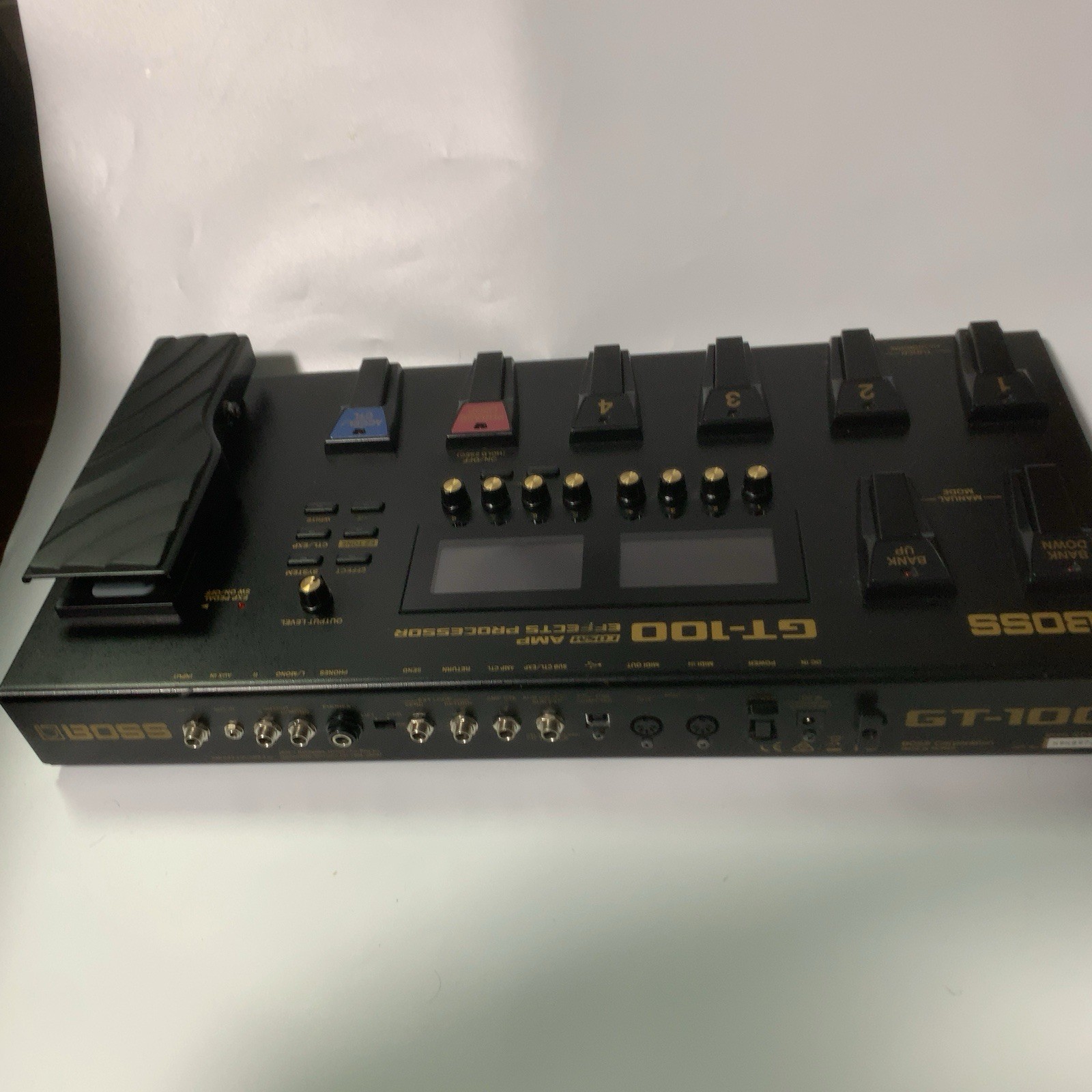 BOSS GT-100 Multi-Effects Guitar Processor – COSM Amp Modeling / USB / Looper