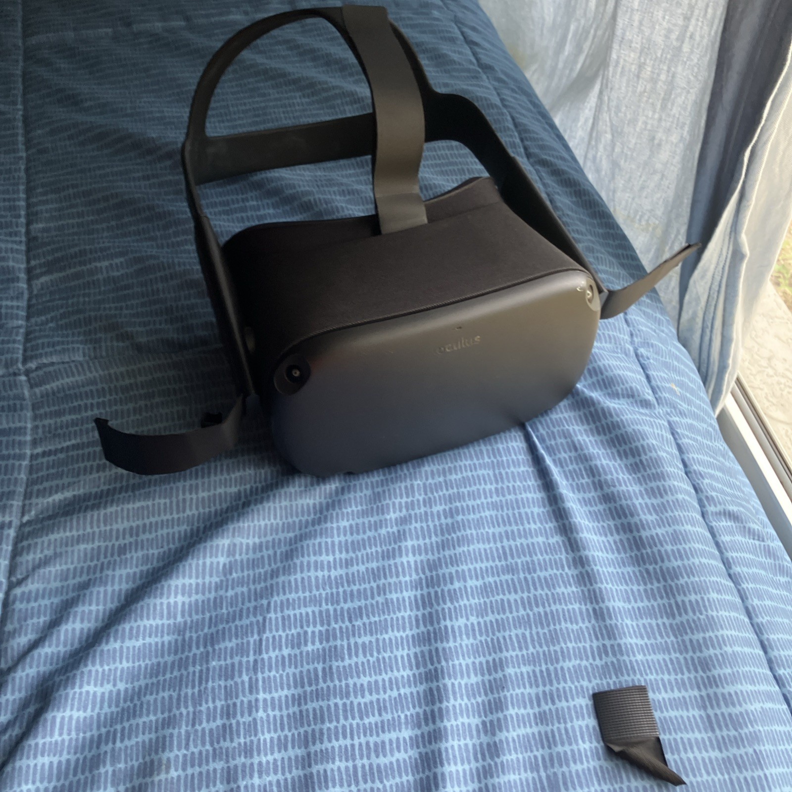 Meta Quest 1 Without Controllers Head strap Is Broken But Screen Is Fine
