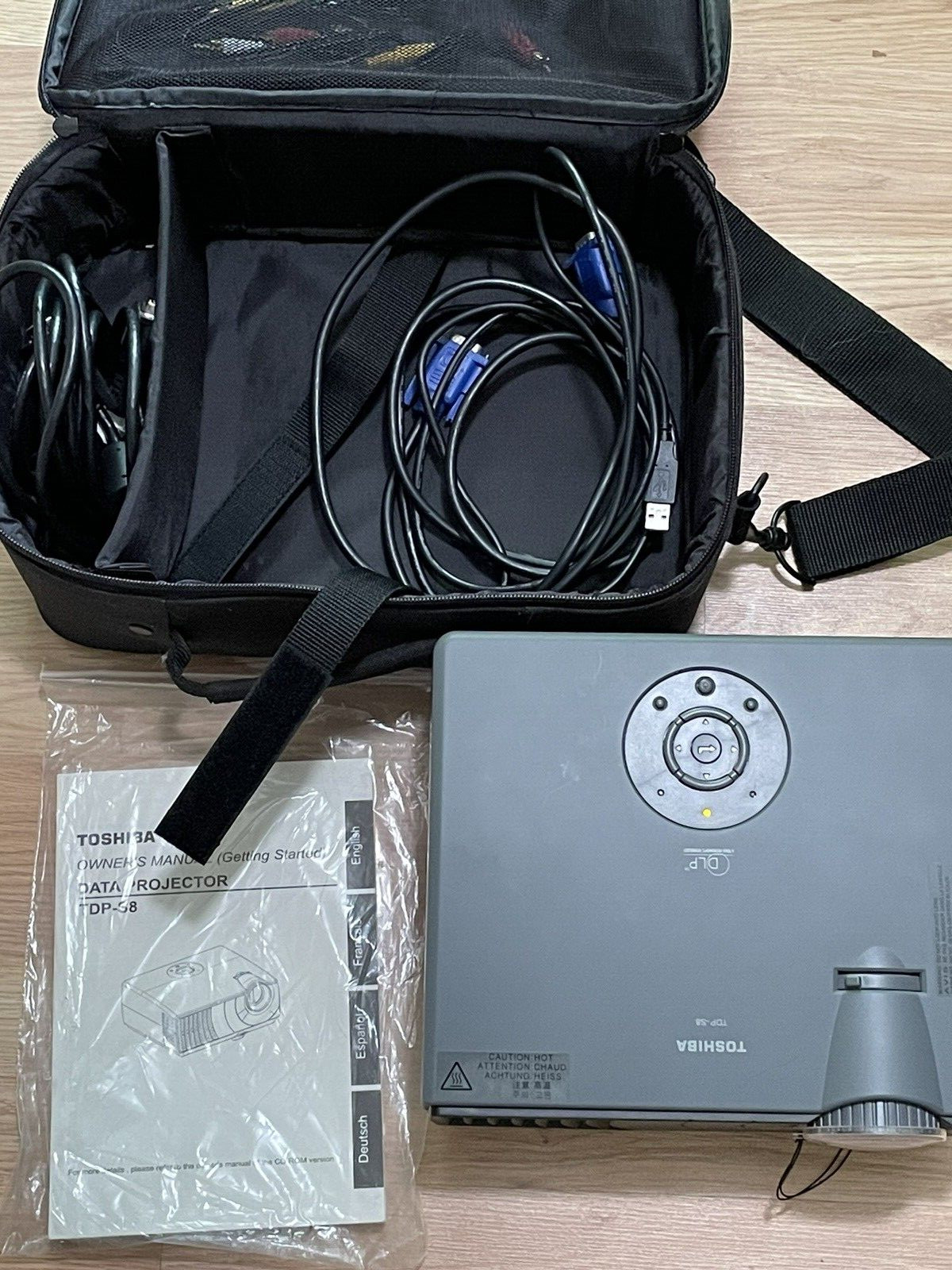 Toshiba TDP-S8 DLP Projector with Camera + Case + Cables + Power Cord *Tested