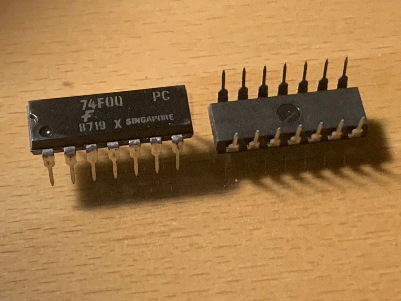 74F00PC - FAIRCHILD IC - Quad 2-Input 14-Pin Dip.