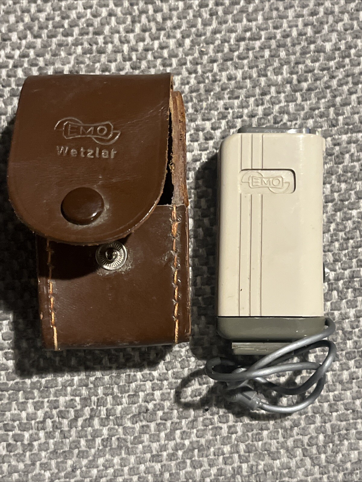 Emo Wetzlar Compact Flash Bulb Attachment w/ Case - Germany - Vintage #012