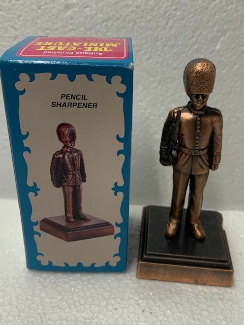 BRITISH ROYAL GUARD PRESS BRONZE DIE CAST METAL COLLECTIBLE PENCIL SHARPENER