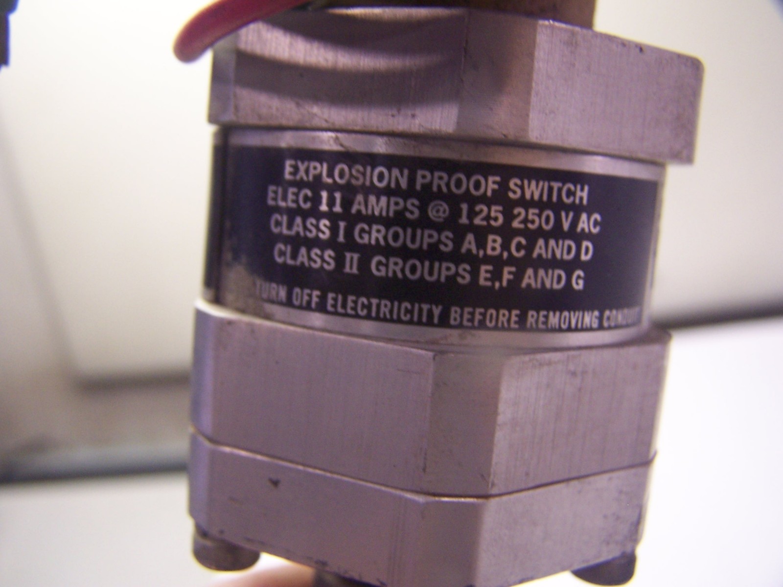 NEW ITT CONOFLOW PRESSURE SENSOR TYPE 300A WITH ITT PRESSURE SWITCH 115P1S648