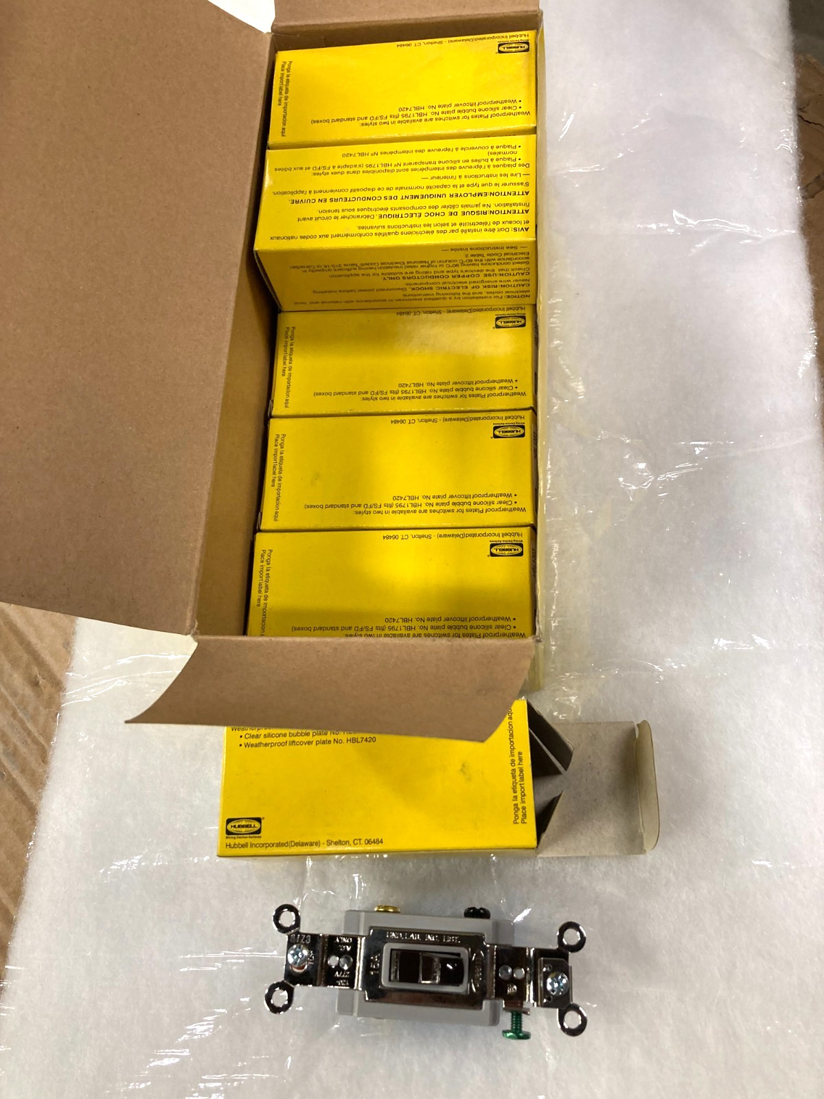 Lot of 8 - HUBBELL HBL1203 SWITCH 15A 120-277V 3 WAY Toggle - New NIB
