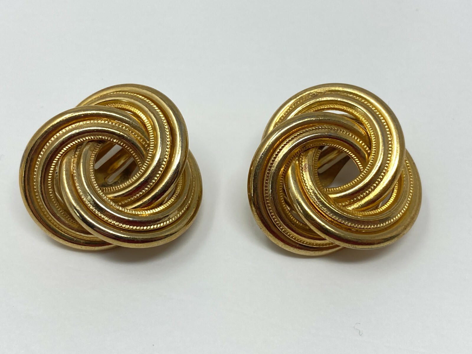 Vintage Goldtone 3 Intertwined Ring Circle Clip on Earrings