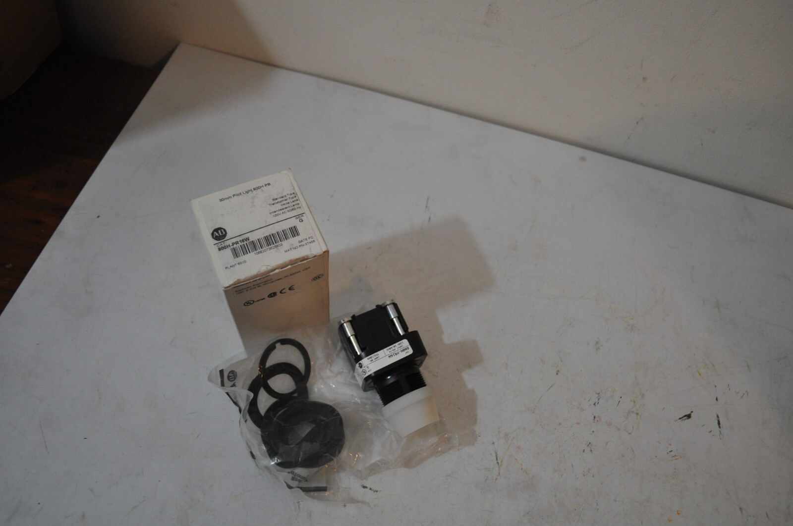 Allen Bradley 800H-PR16W Illuminated WHITE LENS 120VAC INCANDESCENT NEW