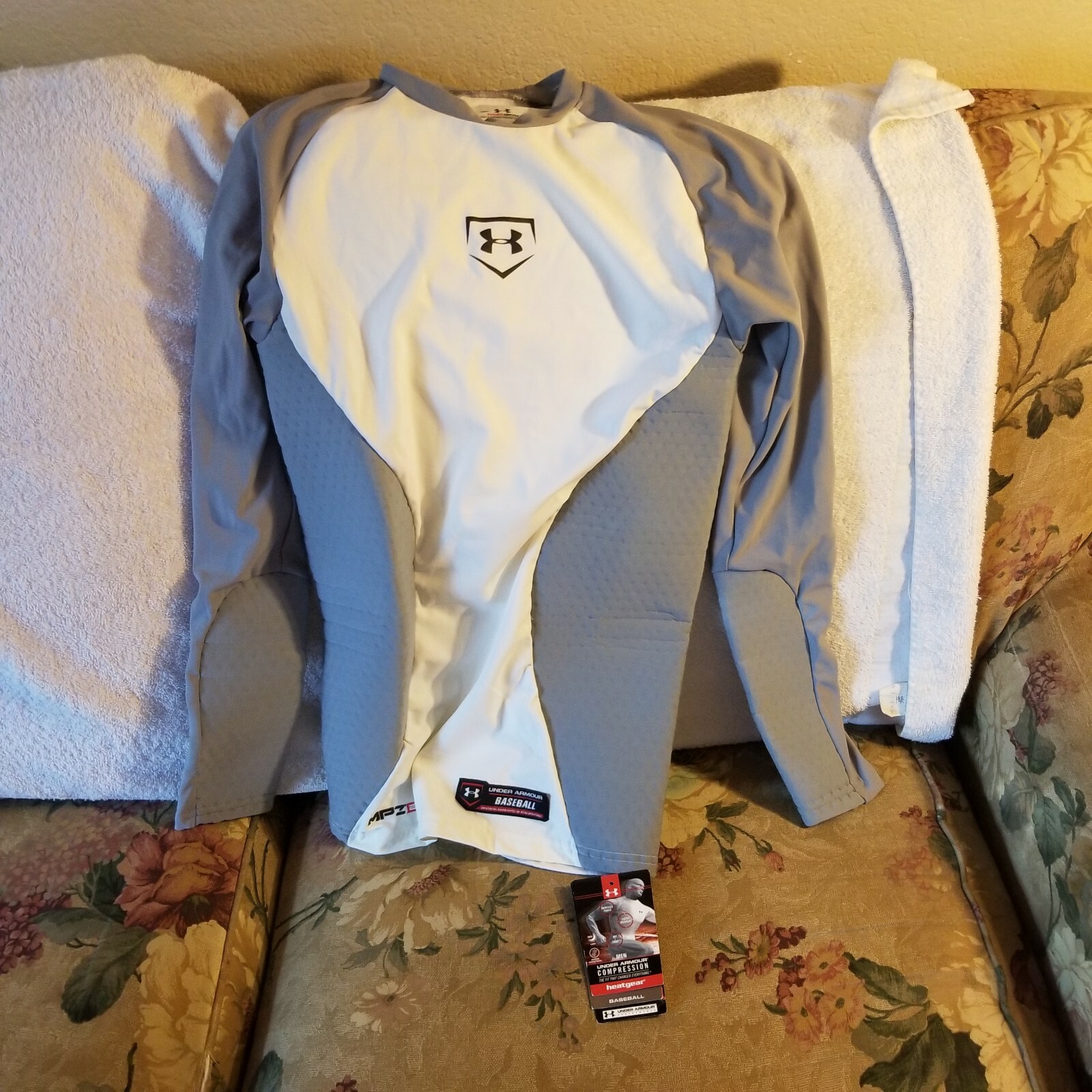 UNDER ARMOUR BASEBALL COMPRESSION SHIRT - MEDIUM - GRAY - THROWBACK - NWT