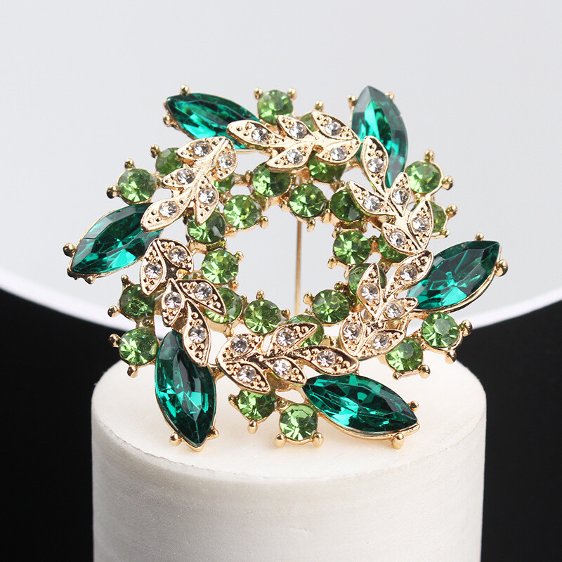 Elegant Temperament Personality Fashion Double Redbud Green Wreath Brooch