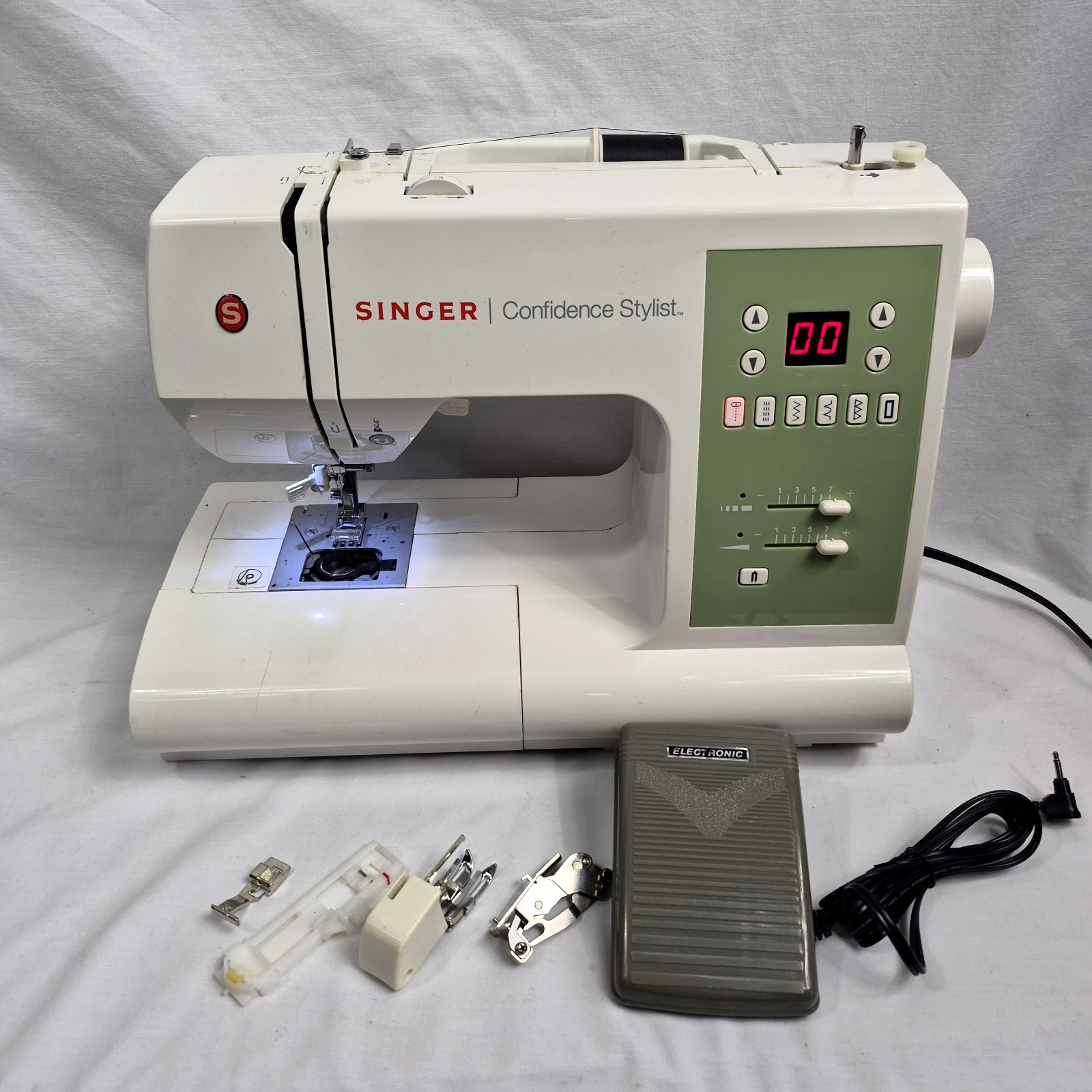 Singer #7467 Electronic Sewing Machine Confidence w/pedal Tested and Works