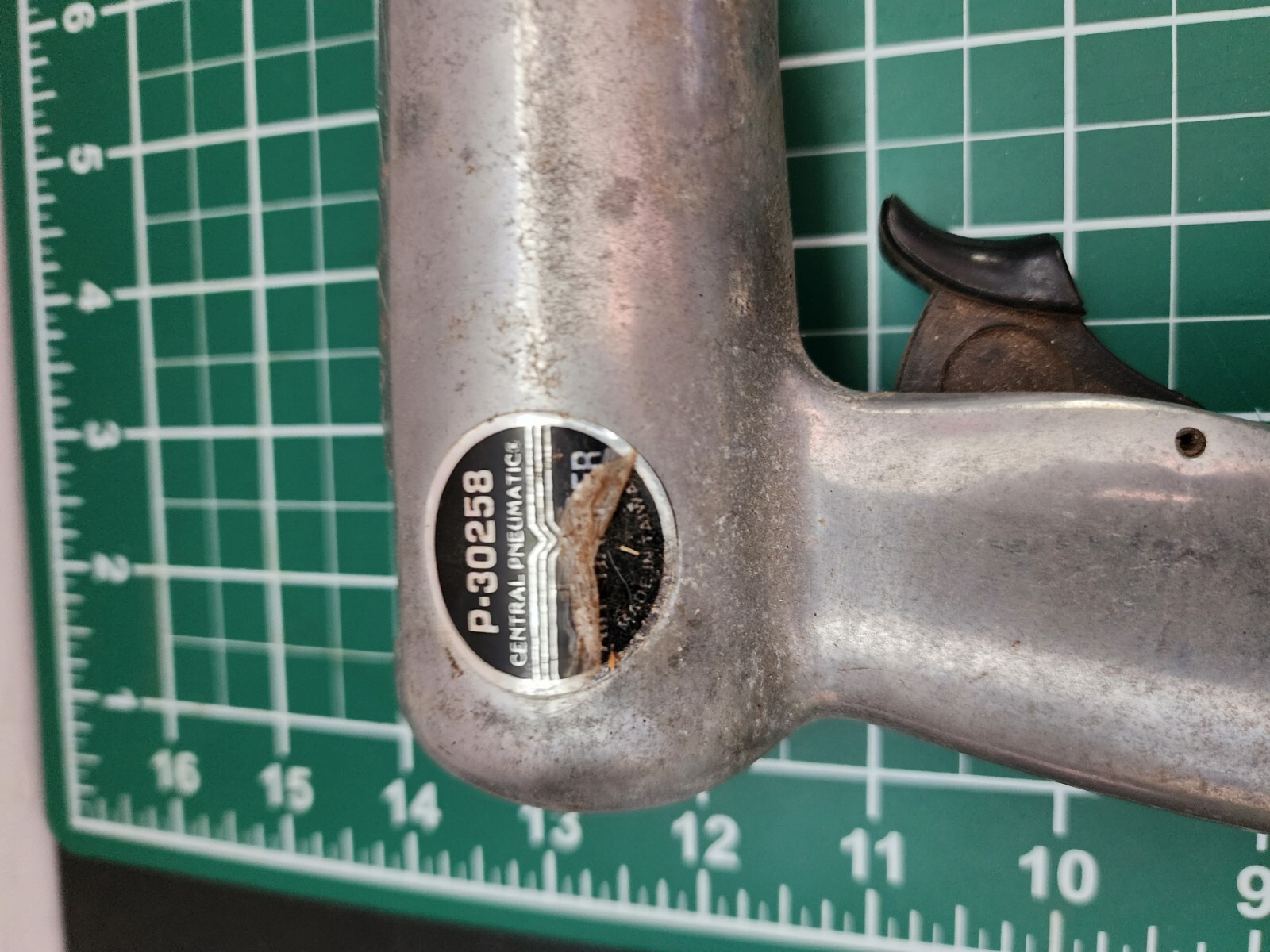 Central Pneumatic Air Impact Hammer p-30258 W/ Extra Attachment Bits