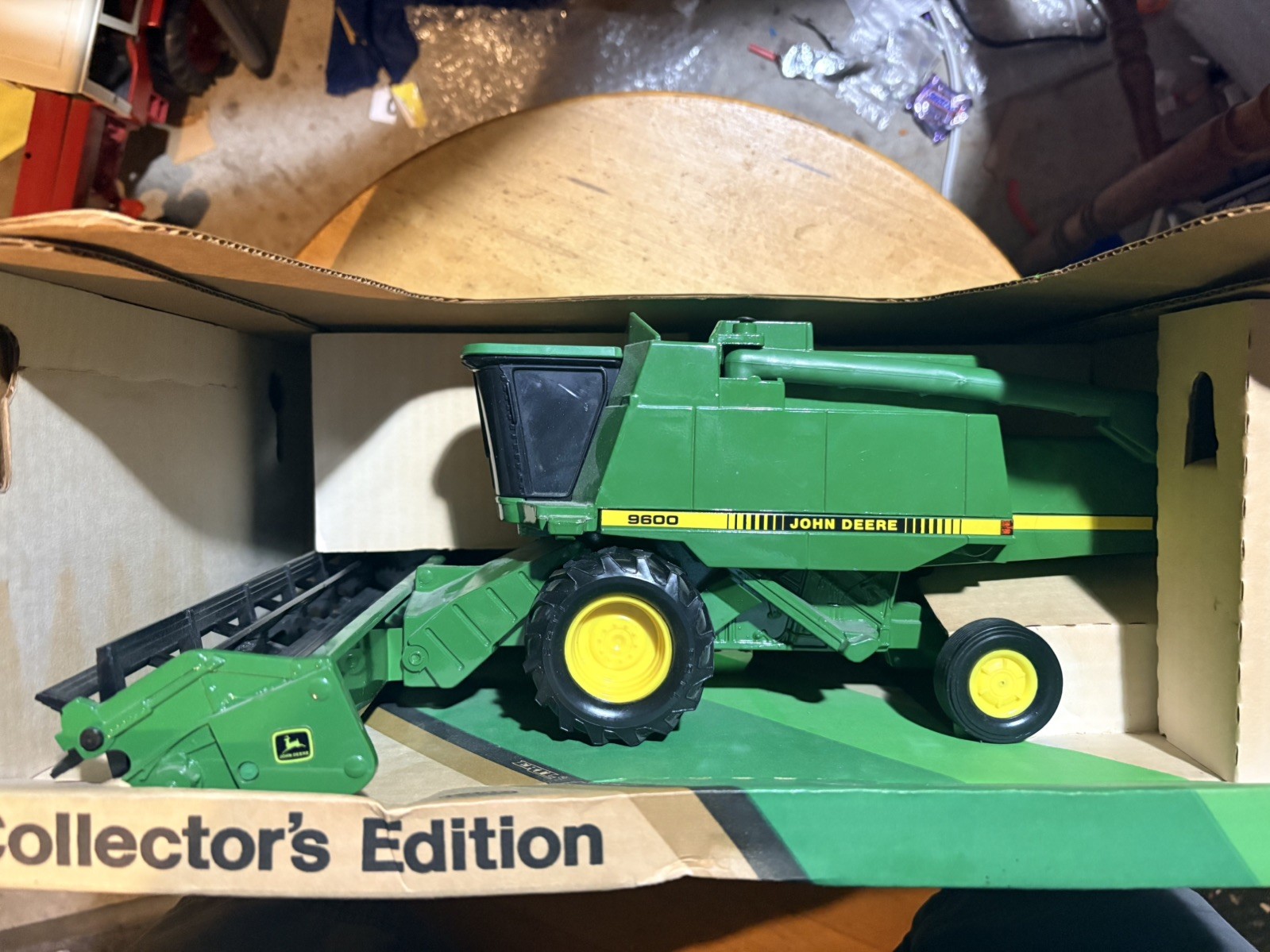 VTG 1989 John Deere 9600 Combine 1:28 Scale Collector's Edition - New