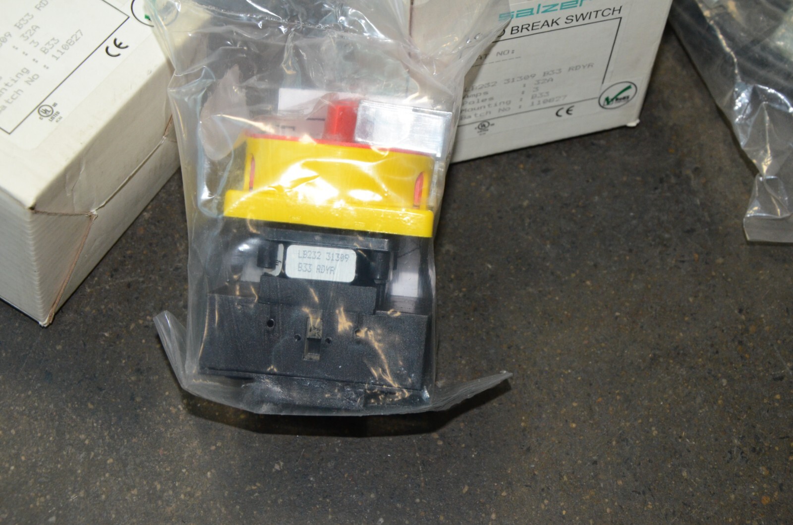 Salzer LB232 31309 32 Amp 3 Phase Load Break Switch New Open Box