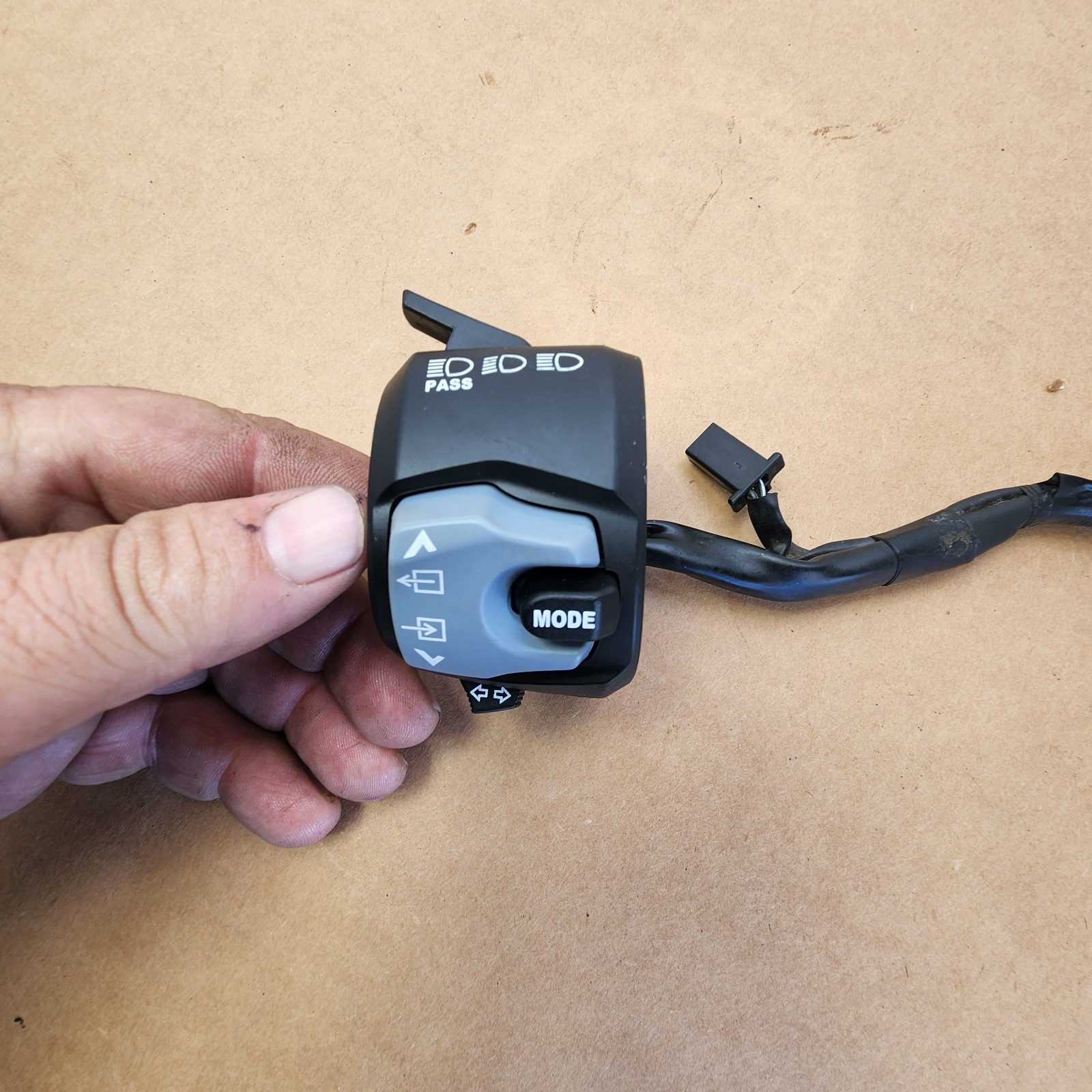 21-24 SUZUKI GSX-S 1000 GSXS 1000 LEFT CONTROLS, HORN, MODE, TURN SIGNAL OEM A4