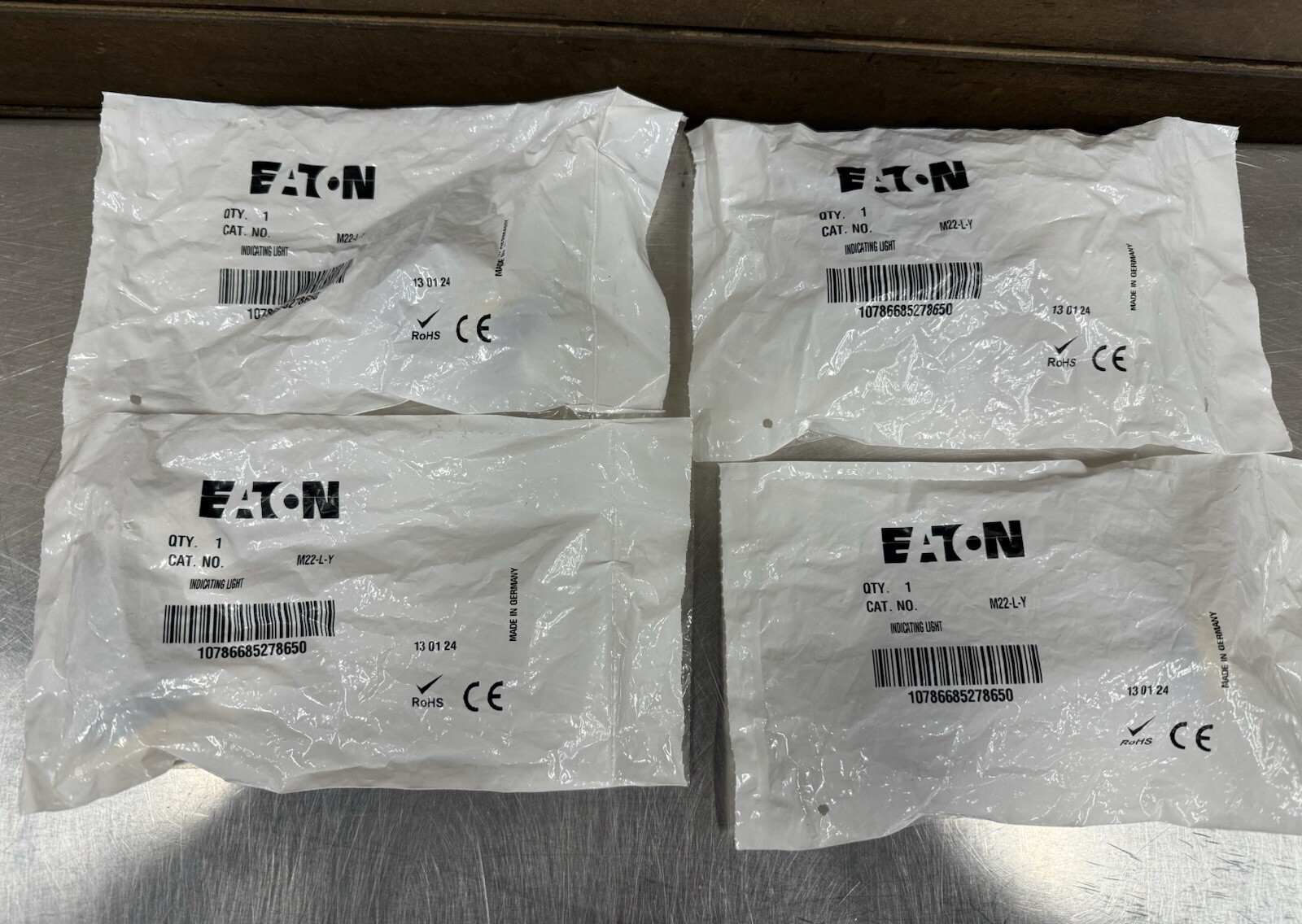 Lot of 4 Eaton M22-L-Y Yellow Indicating Light Illuminated Push Button New