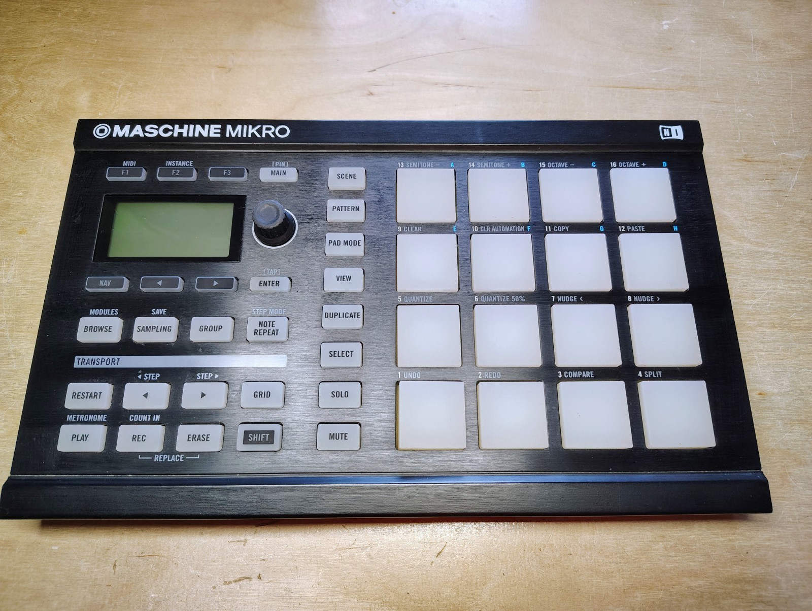 Native Instruments Maschine Mikro MK1 MIDI Drum Controller + Disc - Works