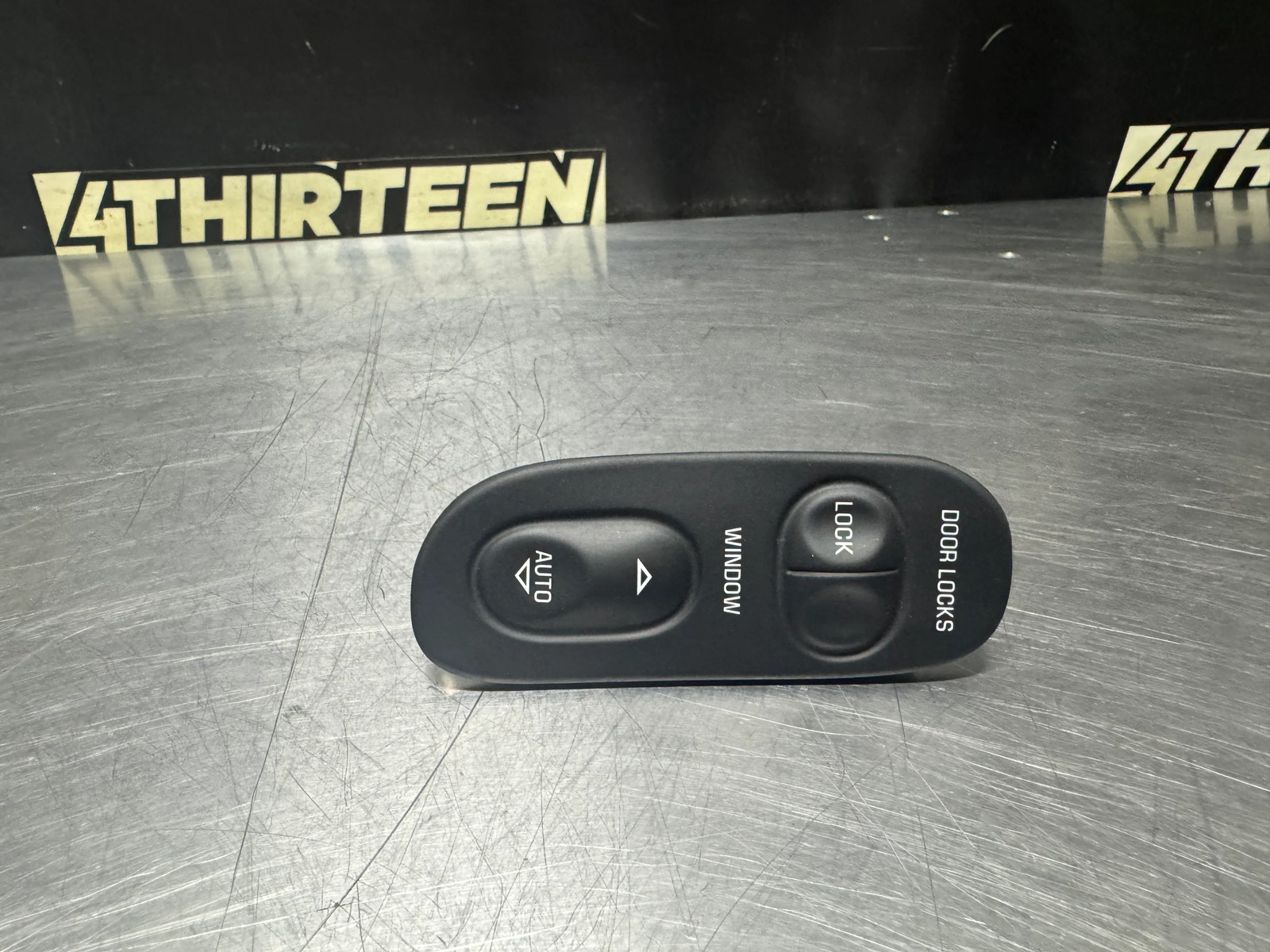 97-04 CORVETTE C5 PASSENGER RH WINDOW LOCK SWITCH OEM 12135165 #N355