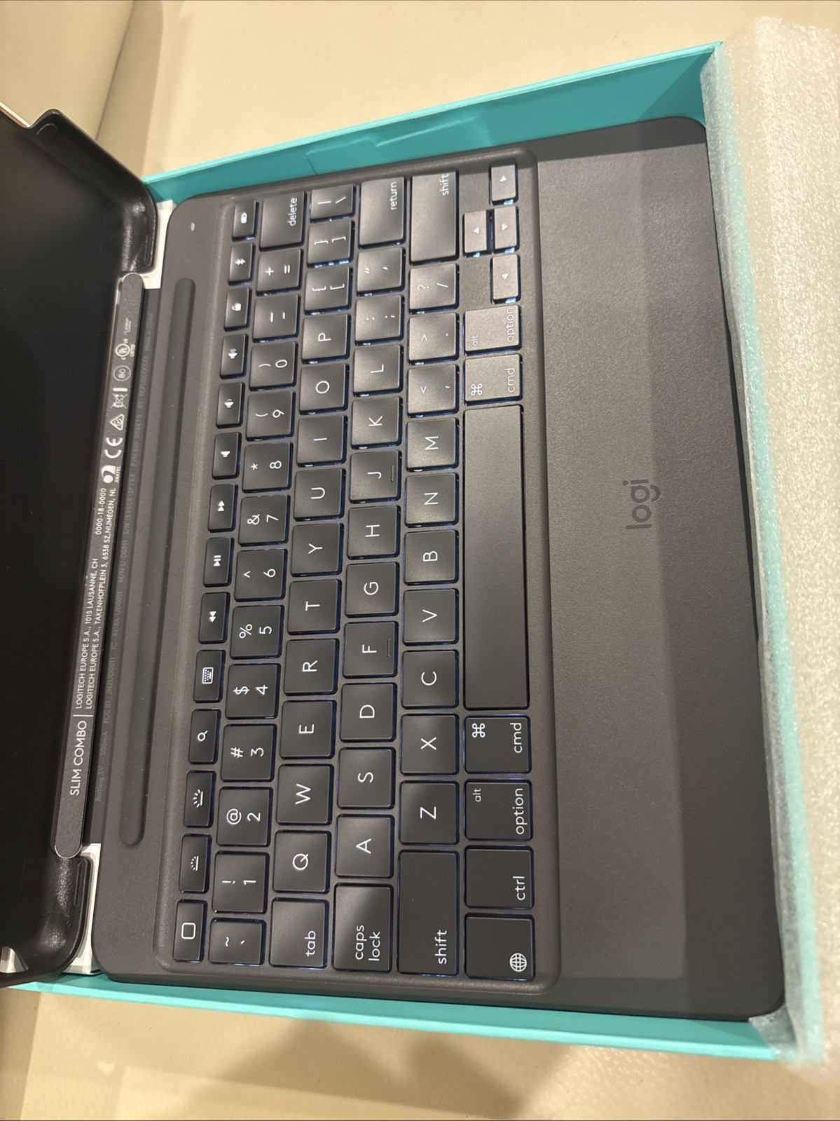 Logitech Slim Combo Keyboard Folio Case iPad 5th/6th Gen Black Backlit