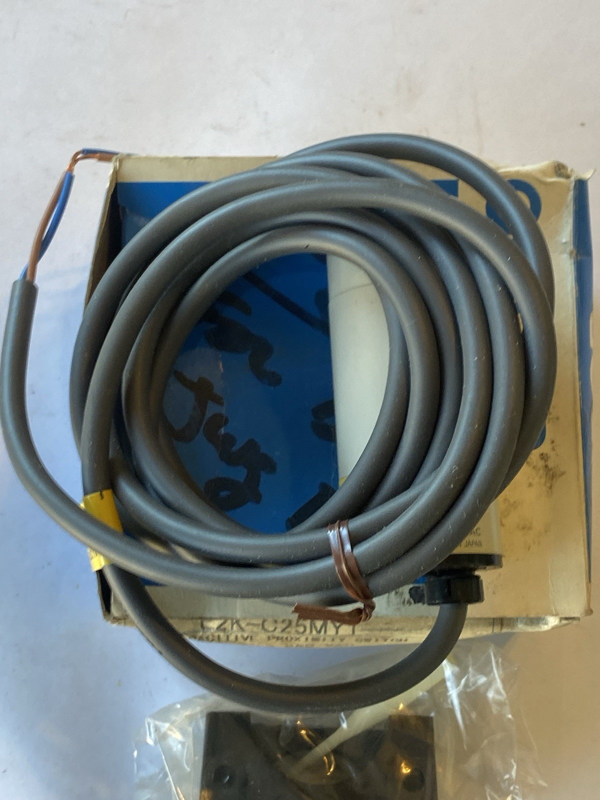 OMRON E2K-C25MY1-US Capacitive Proximity Switch