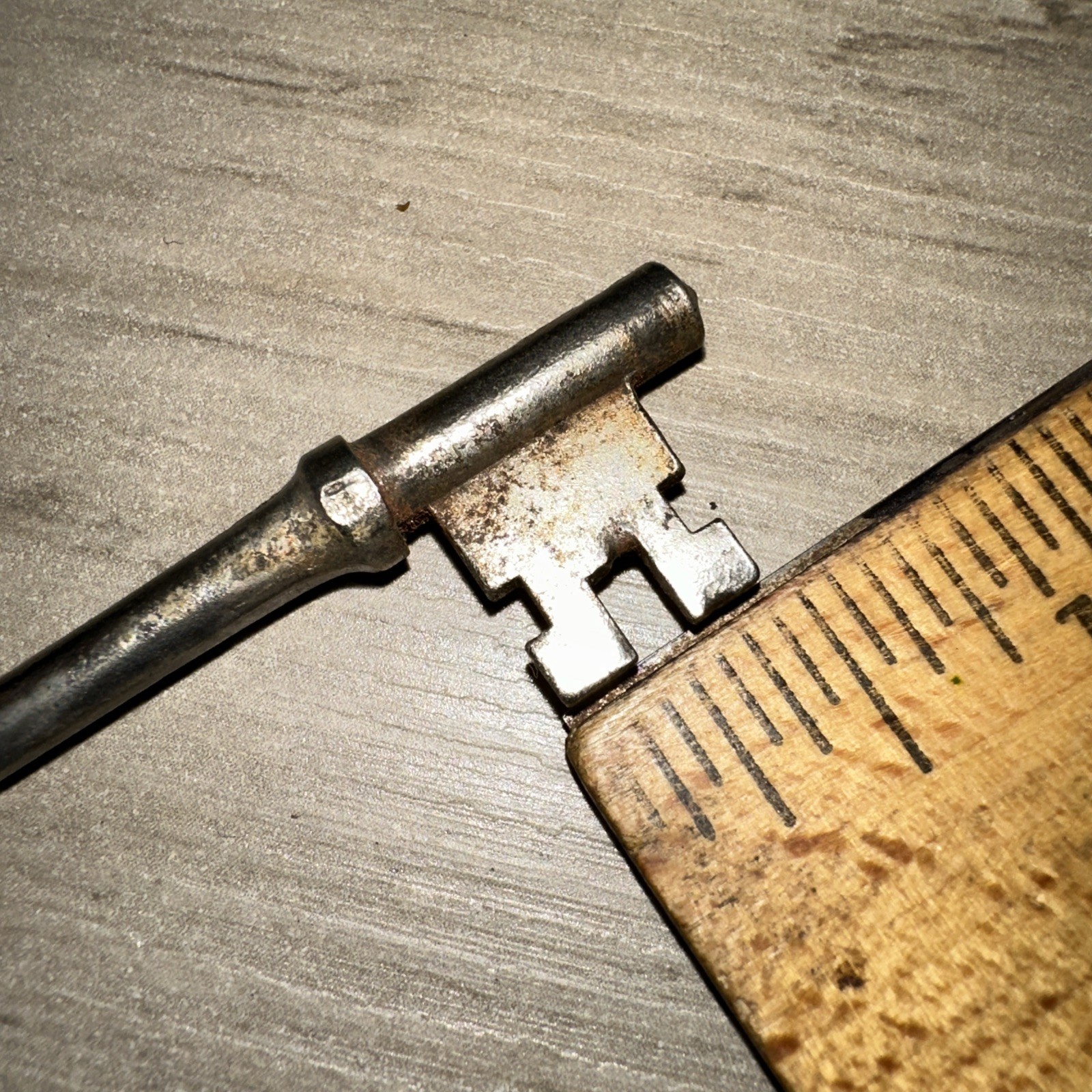 Antique Skeleton Key Solid Barrel #Y55 Unique Head Design