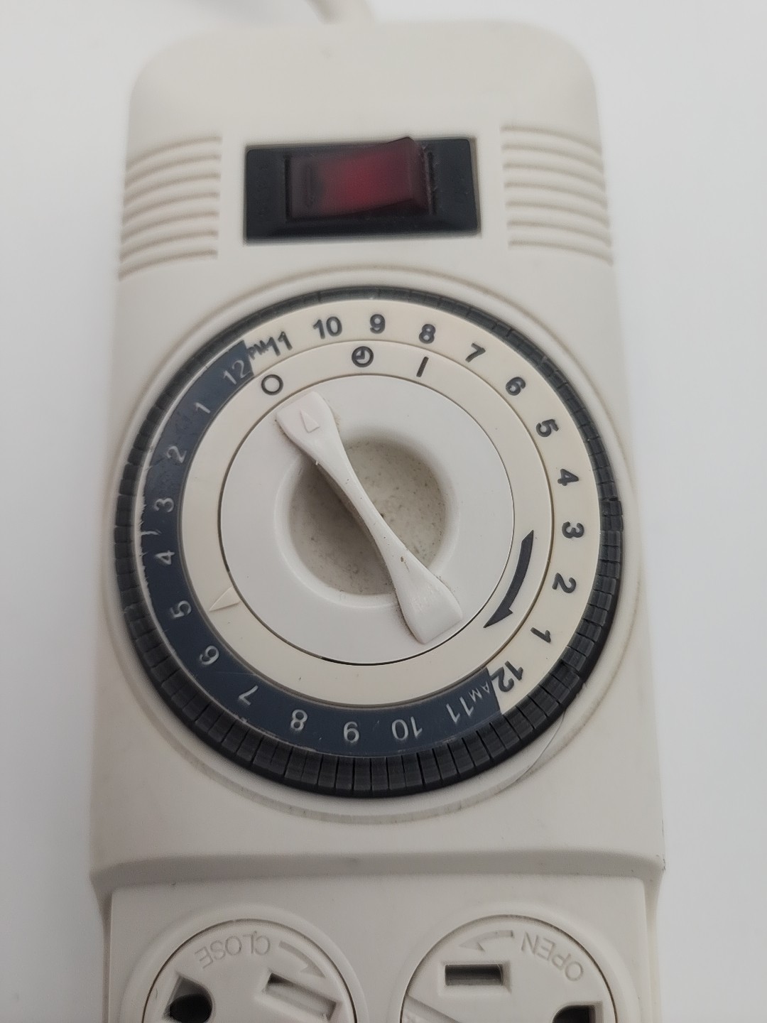 8 OUTLET PROTECTOR: SURGE TIMER + Reset Pre-owned