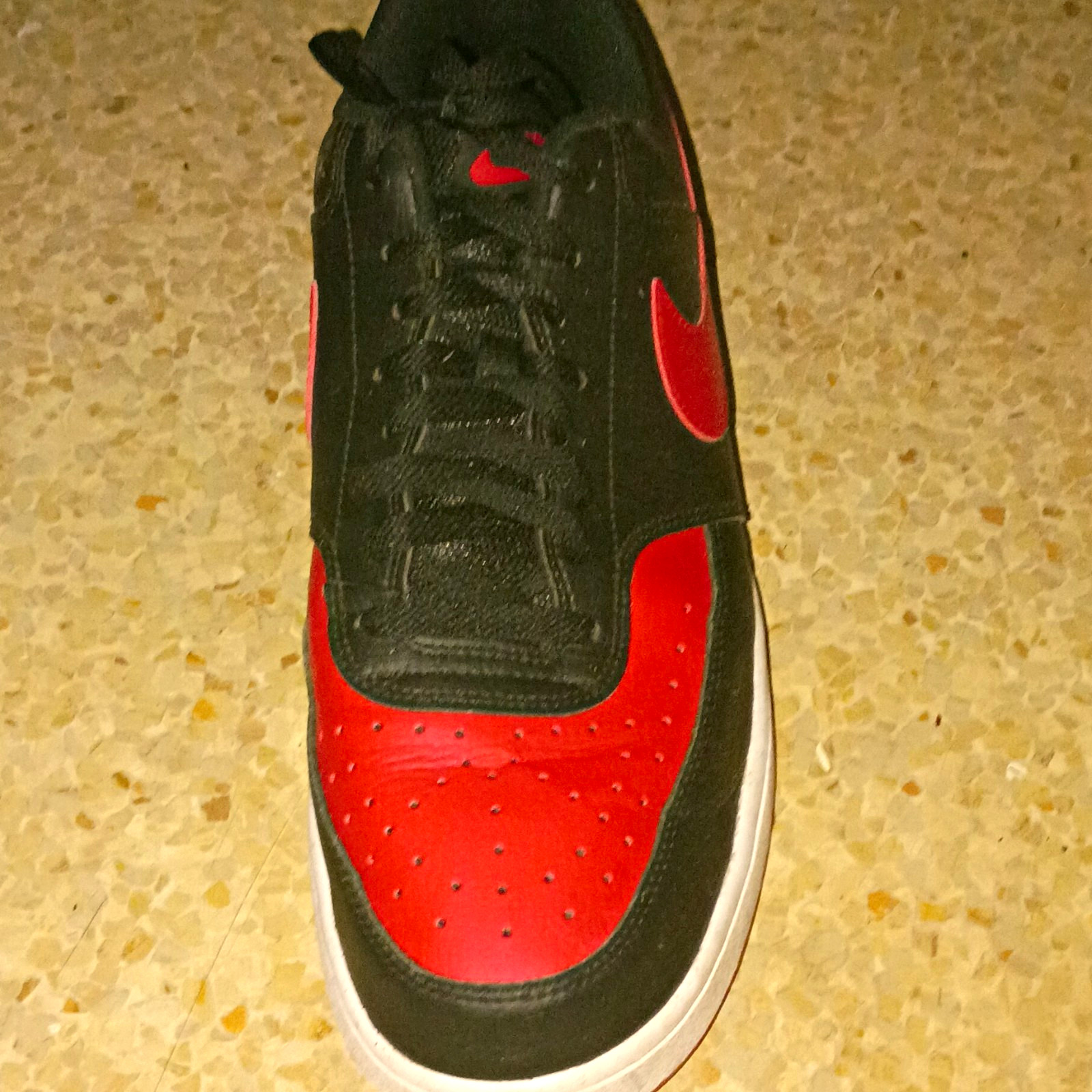 Nike Athletic Sneaker Black/Red/White Colorblock Low Top Lace-Up Logo