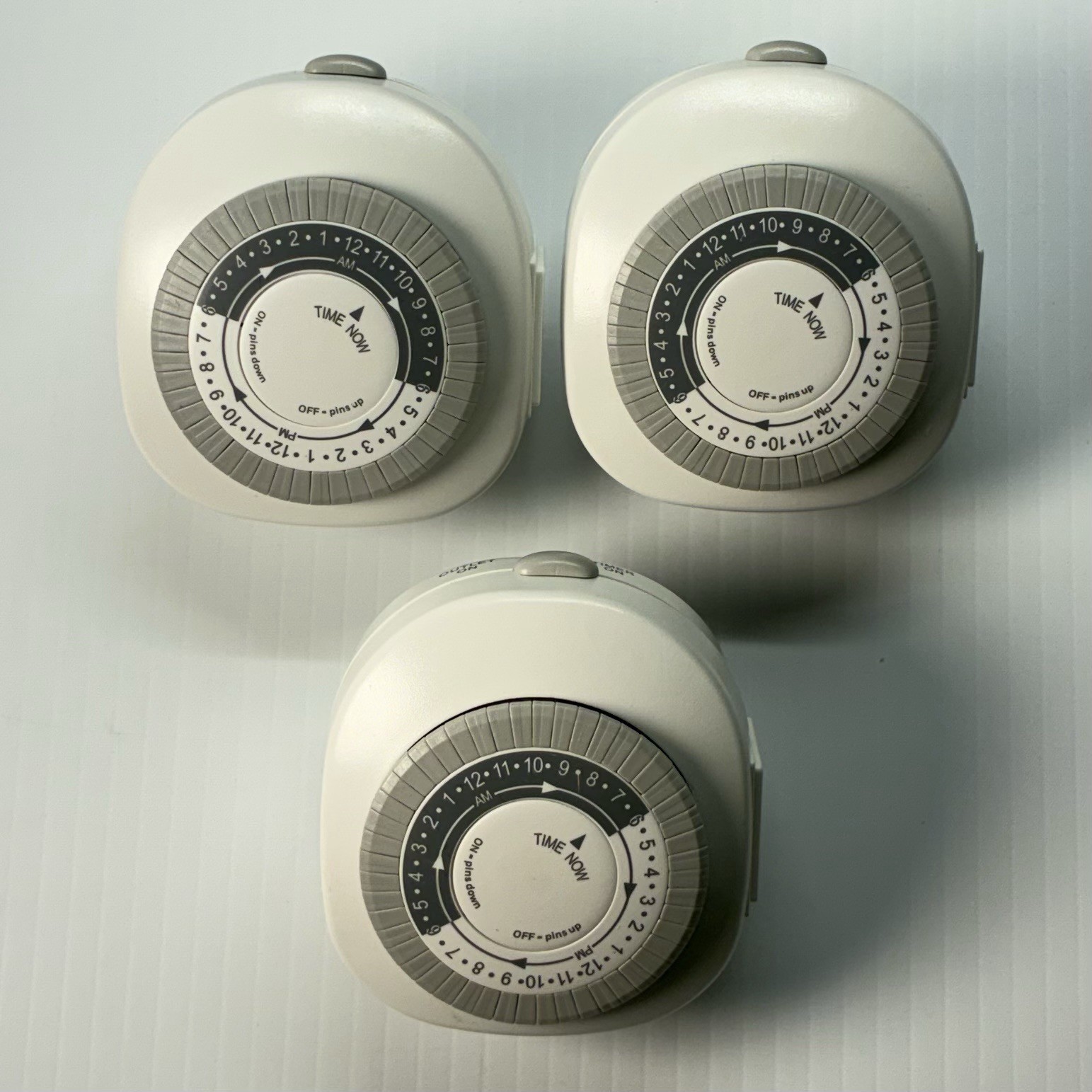 Indoor Timer Hyper Tough Grounded Analog Timer with 3-Prong Outlet.  Set Of 3.