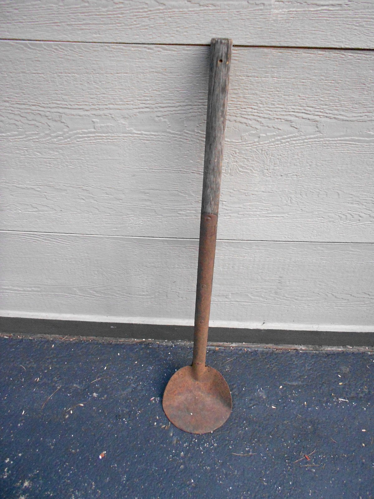 VINTAGE HEAVY METAL FOUNDRY POURING LADLE WOODEN SHAFT 42 in -9 in BOWL - SH 4