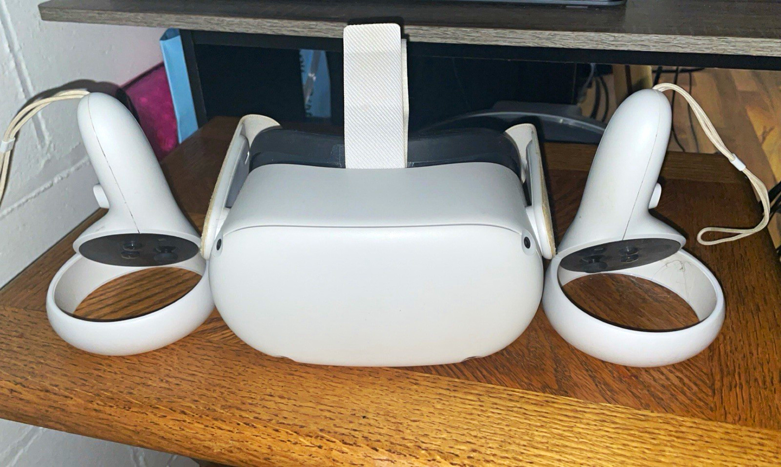 Meta Quest 2 VR Headset 90Hz 110° FOV w/ Touch Controllers White 128GB