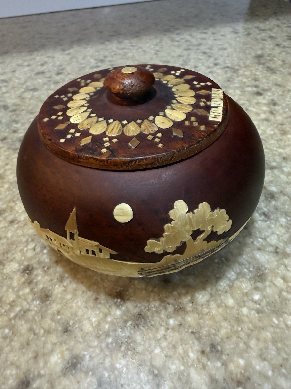 VTG Columbia Wood Trinket Container With Inlaid Landscape Scene 3.5”x3.5”H2.75”