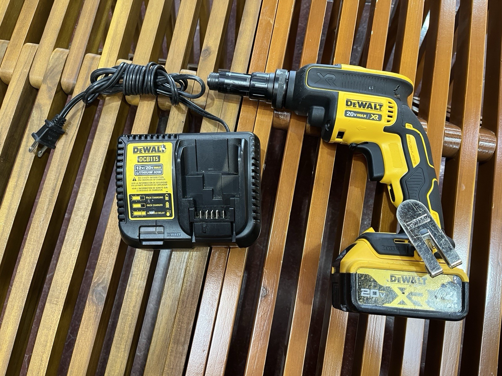 DeWalt 20V MAX XR Cordless Adj. Torque Screw Gun (DCF622) + OEM 2AH Battery