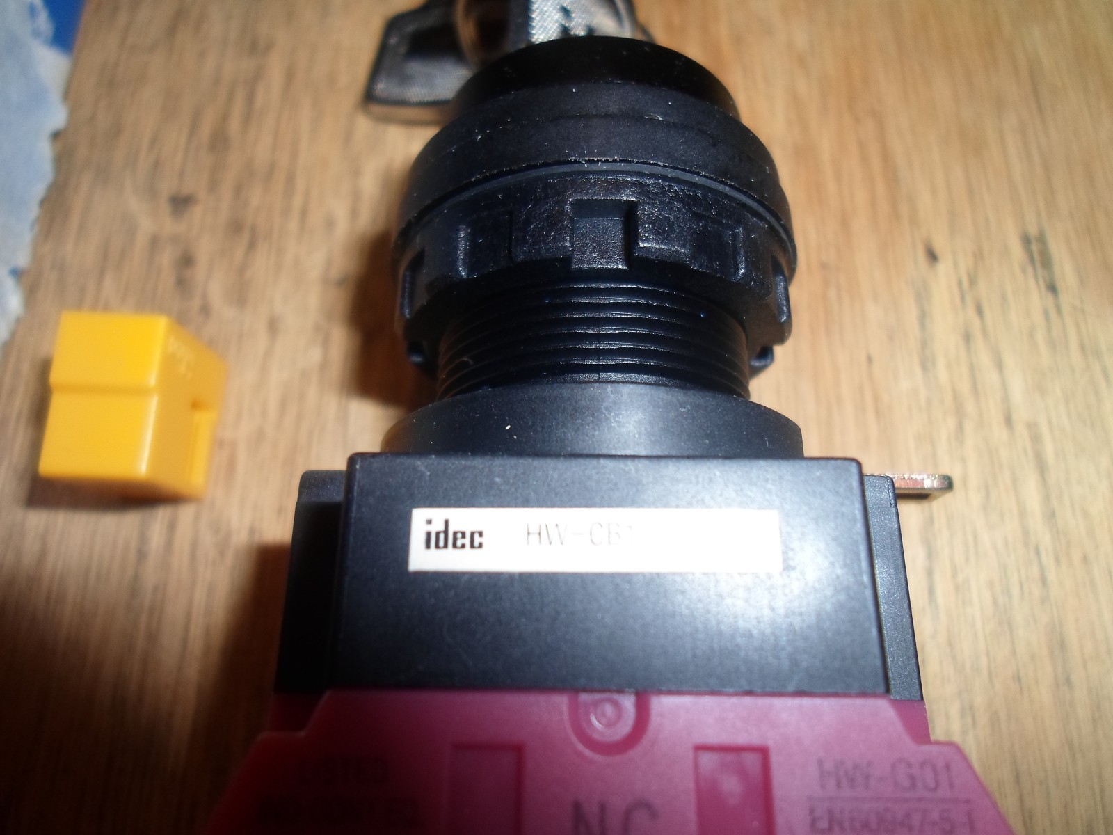 IDEC HW1K-2B11-2H KEY SWITCH 2 POSITION (NEW IN BOX)
