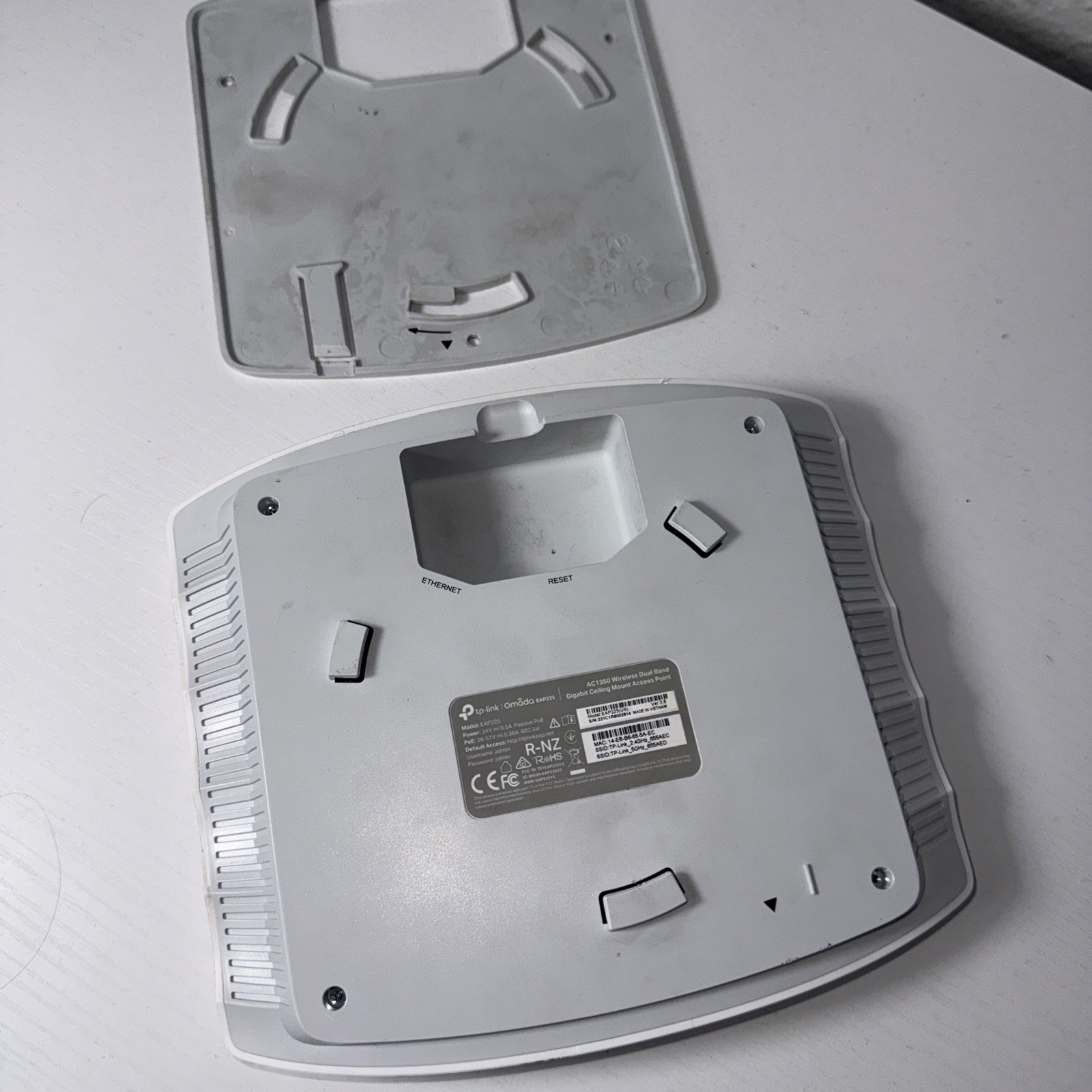 TP-Link EAP225 Omada AC1350 Wireless MU-MIMO Gigabit Ceiling Mount Access Point