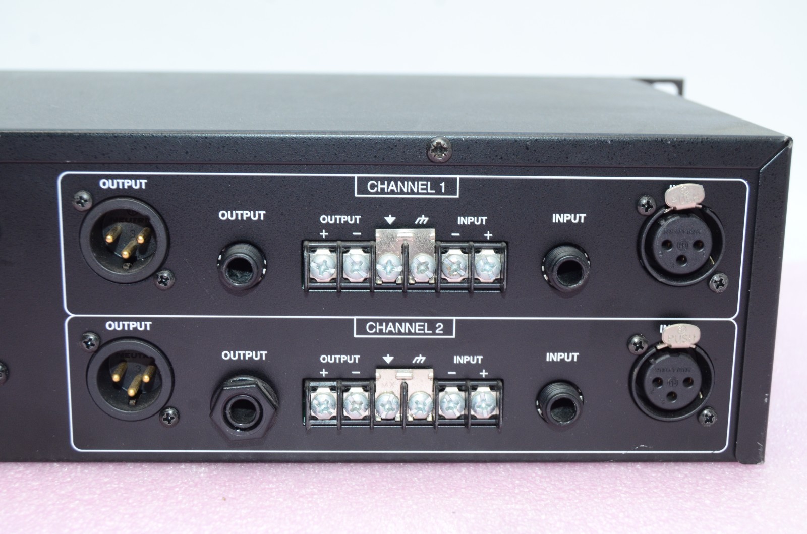 DBX PROFESSIONAL PRODUCTS 2 CHANNEL 1215 GRAPHIC EQUALIZER T8-E10