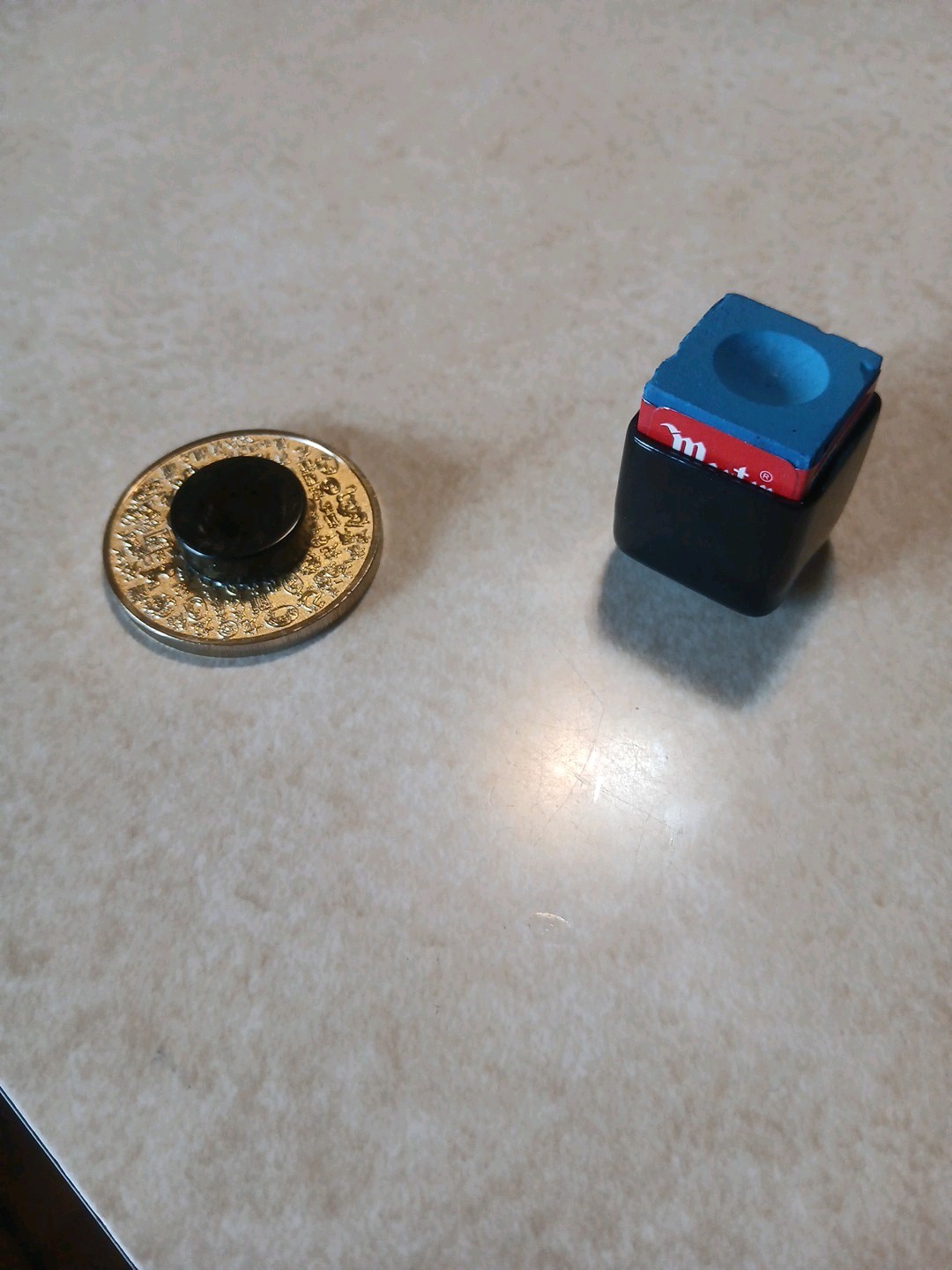 Magnetic chalk holder