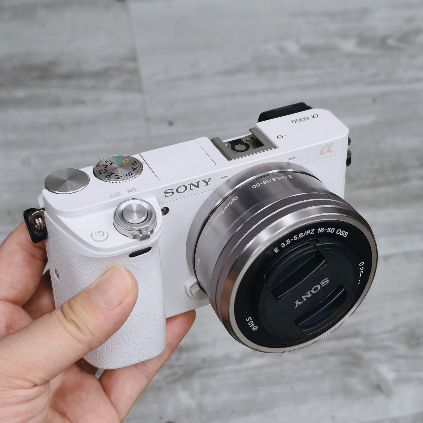 Sony A6000 ILCE-6000 Digital Camera w/ 16-50mm Lens English -98%NEW