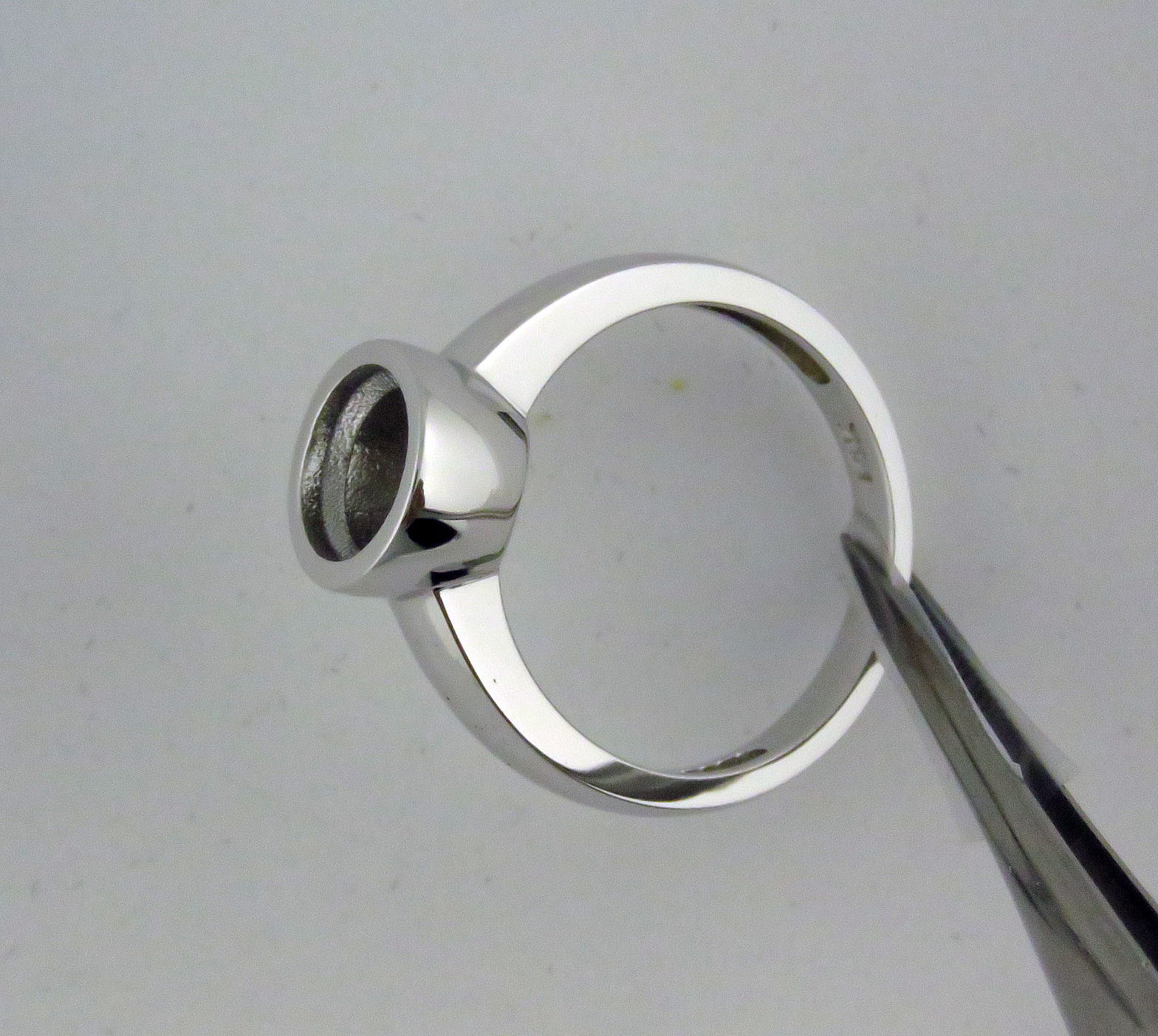 Full Bezel Ring For 1.5Carat 7.5mm Round Gem Stone 14k Solid white Gold
