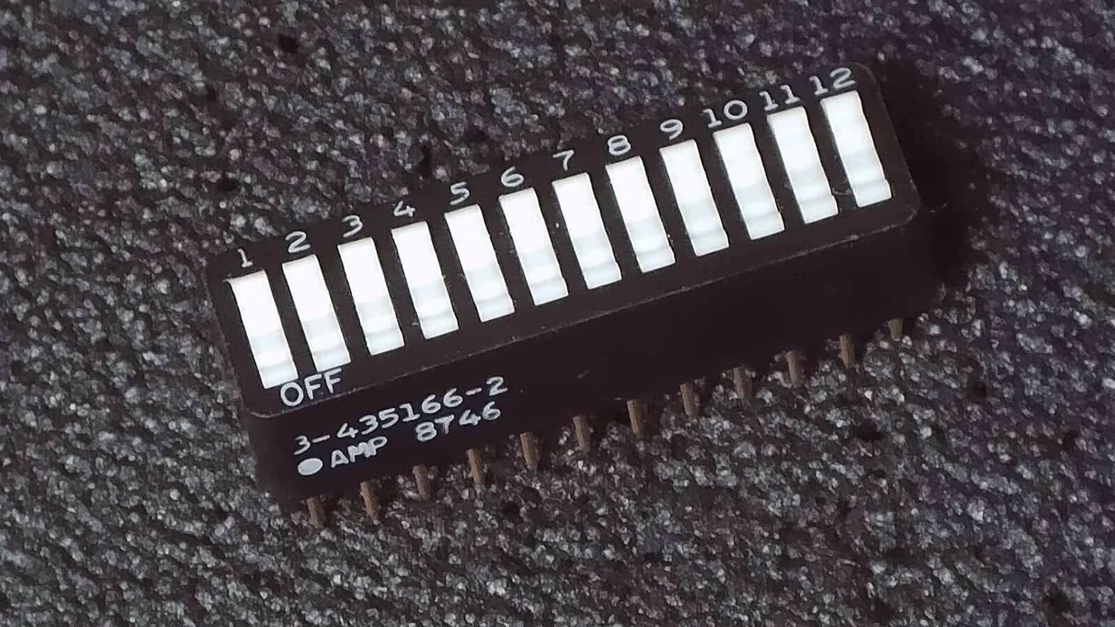 AMP 3-435166-2 (Amphenol) - 12-Position, 24-Pin DIP Switch SPST - DIP24 - New