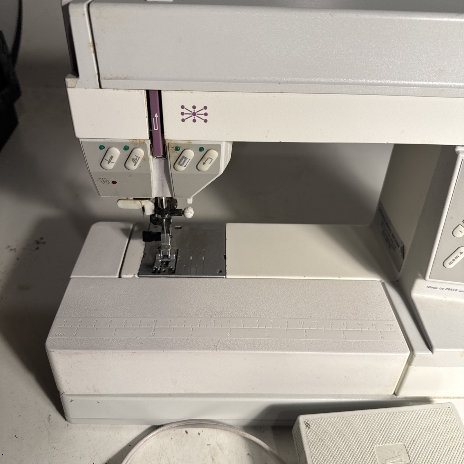 PFAFF creative 1475 CD sewing machine w/Pedal
