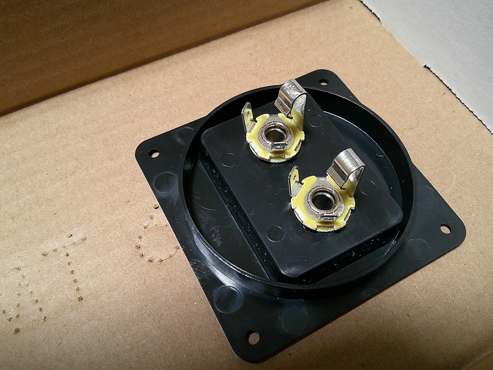 DUAL PLASTIC 3-1/4" JACK PLATE WITH 1/4" JACKS- INCLUDES MOUNTING SCREWS